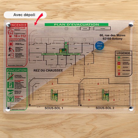 Plan d'intervention sur plexi fixé au mur avec 4 entretoises et caches vis inox