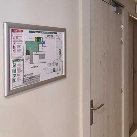 Plan d'évacuation avec cadre noir et pose verticale