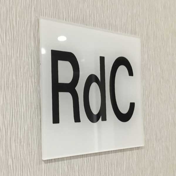 Impression sur Plexiglas® sur mesure – Plaques PMMA transparentes ou opalines | Aluplex Signalétique